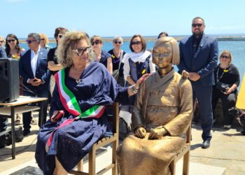 日반발 뚫고… 伊지중해 바다 앞에 선 소녀상