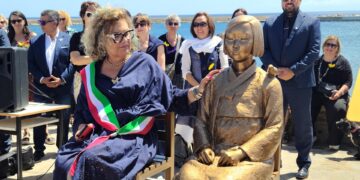 日반발 뚫고… 伊지중해 바다 앞에 선 소녀상