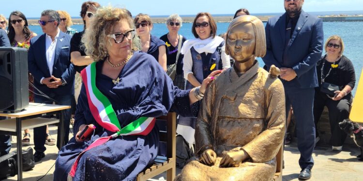 日반발 뚫고… 伊지중해 바다 앞에 선 소녀상