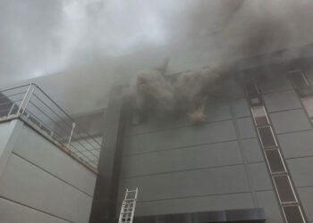 [속보] 화성 일차전지 공장 화재 1명 사망·6명 중경상…“19명 고립 추정”