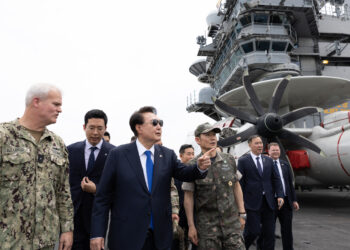 “북러 조약, 시대착오적”… 尹, 美핵항모 올라탔다