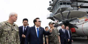 “북러 조약, 시대착오적”… 尹, 美핵항모 올라탔다