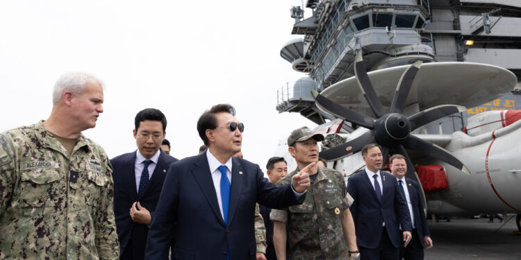 “북러 조약, 시대착오적”… 尹, 美핵항모 올라탔다