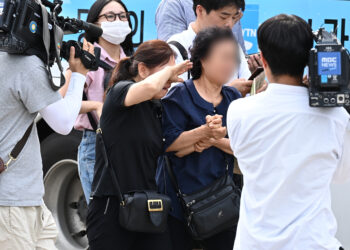 ‘수술 잘 받아’ 아내 문자가 마지막… “어떻게 꺼내” 통제선 앞 통곡