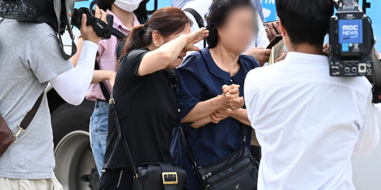 ‘수술 잘 받아’ 아내 문자가 마지막… “어떻게 꺼내” 통제선 앞 통곡