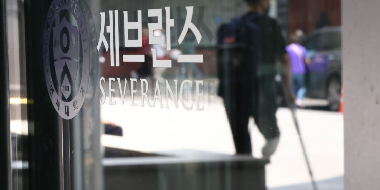 정부 “세브란스 병원 교수들, 환자 곁 지킬 것 믿어”