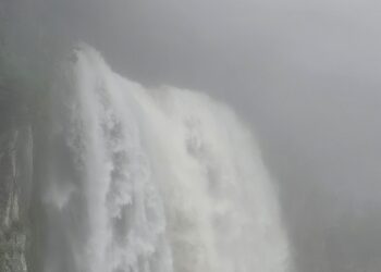 맨홀 역류하고 하늘길 막히고… 제주 시간당 80㎜ 역대급 물폭탄