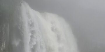 맨홀 역류하고 하늘길 막히고… 제주 시간당 80㎜ 역대급 물폭탄