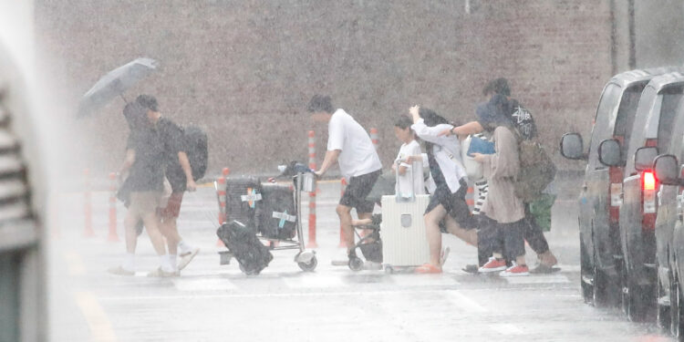 밤사이 전국에 집중호우… 위기경보 ‘주의’ 상향