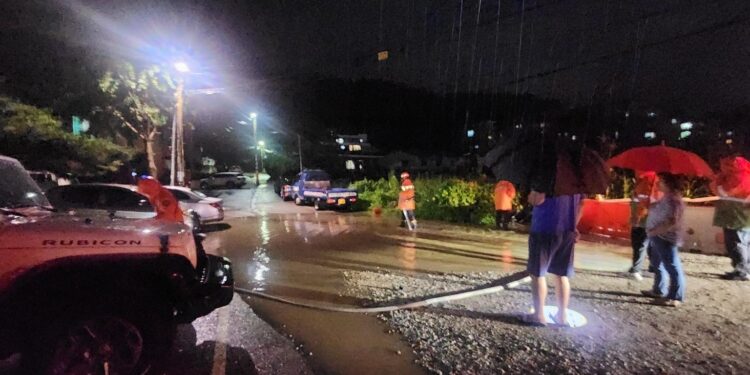 거센 장맛비에 전국서 피해 속출…도로 잠기고 나무까지 쓰러져