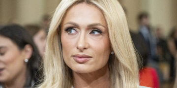 “알몸으로 갇히고 성적 학대” 10대 때 기숙학교 폭력 증언한 ‘힐튼 상속녀’