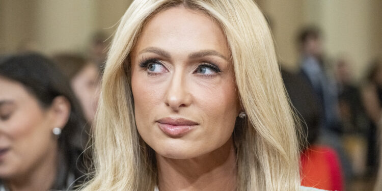 “알몸으로 갇히고 성적 학대” 10대 때 기숙학교 폭력 증언한 ‘힐튼 상속녀’