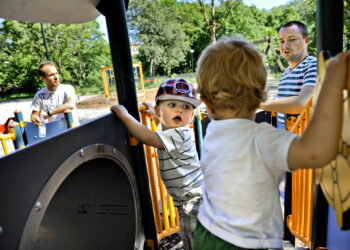 “손주 돌보는 조부모도 유급 육아휴직”…파격 정책 내건 이 나라
