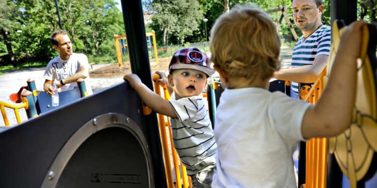 “손주 돌보는 조부모도 유급 육아휴직”…파격 정책 내건 이 나라