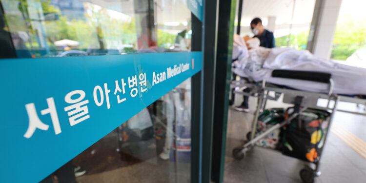 [속보] 서울아산병원 교수들 “4일부터 진료 축소…수술 49%·외래 30%↓”