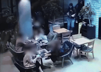 [단독] 얼굴에 퍽… ‘식빵 테러’ 피해자 “경찰이 바쁘다며 신고 말려”