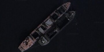 선체 맞대고 검은 물체 이동… “북, 동해서도 불법 해상 환적 정황”