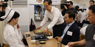 한 총리, ‘슬로우 식당’ 경계선 지능 청년들 격려… “생애주기별 적절한 지원”