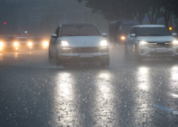 중부엔 폭우… 남부엔 폭염