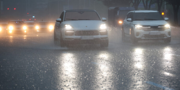 중부엔 폭우… 남부엔 폭염