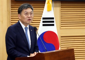 “의료 살해 범죄자 가족”…김윤 의원 아들 청첩장에 ‘댓글 테러’