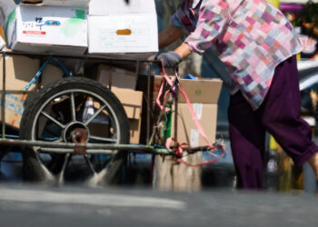 폐지 줍는 노인, 전국 1만 5000명… ‘월소득 77만원’ 겨우 버티는 삶