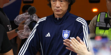 홍명보 “대표팀 감독, 마지막 도전”… 울산팬들 “피노키홍” 야유