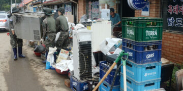 “새벽에 겨우 몸만 빠져나와”… 군산 앞바다는 쓰레기장 전락