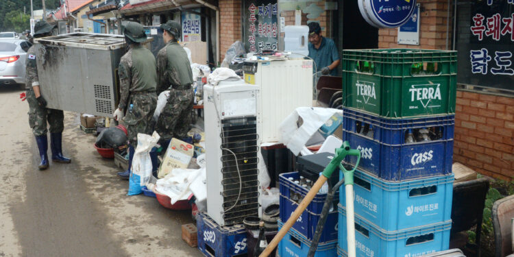 “새벽에 겨우 몸만 빠져나와”… 군산 앞바다는 쓰레기장 전락