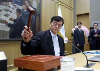 한은총재 “차선 바꾸고 방향 전환 준비”… 금리인하 기대감 커져