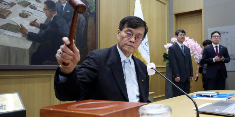 한은총재 “차선 바꾸고 방향 전환 준비”… 금리인하 기대감 커져