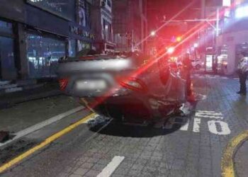 “벤츠 버리고 도망간 운전자 찾습니다”…차량 뒤집힌 채 도주