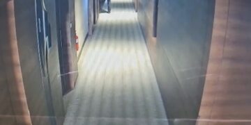 “알몸으로 자고있는데 문 벌컥”…호텔 직원, 옆방男에 마스터키 줬다