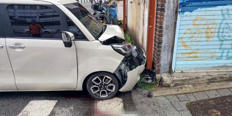 “급발진 이렇게 많았나”…며느리·손자 태운 70대 운전자, 또 들이받았다