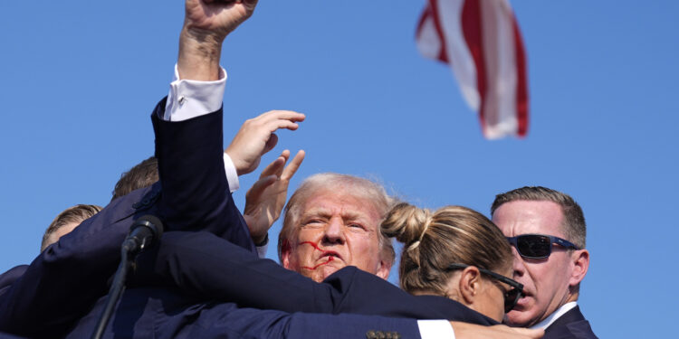 트럼프 펜실베이니아주 유세장 총격, 얼굴에 피…“트럼프, 안전”