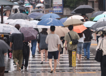 “장화도 우산도 소용 없네요”…비에 홀딱 젖은 채 회사로