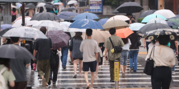 “장화도 우산도 소용 없네요”…비에 홀딱 젖은 채 회사로