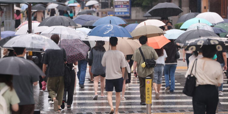 “장화도 우산도 소용 없네요”…비에 홀딱 젖은 채 회사로