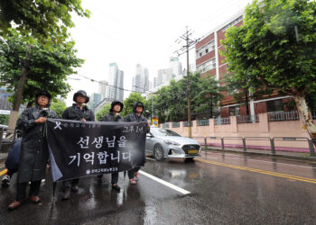 1년 만에 서이초에 모인 교사들 “잊지 않겠습니다”