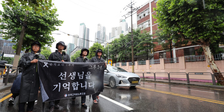 1년 만에 서이초에 모인 교사들 “잊지 않겠습니다”
