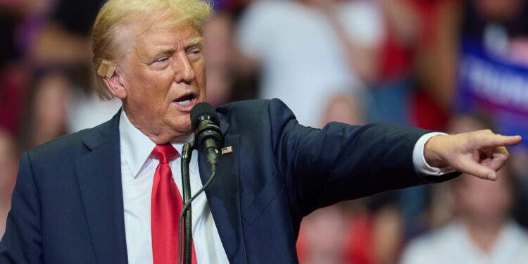 기선 제압 나선 트럼프 “해리스는 바이든보다 더 이기기 쉬워”