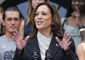 해리스, 美 민주 대선 후보 확실시…트럼프는 “해리스 무능” 공세