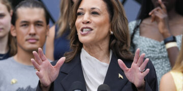 해리스, 美 민주 대선 후보 확실시…트럼프는 “해리스 무능” 공세