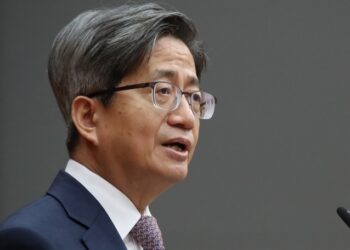 검찰, ‘거짓 해명 의혹’ 김명수 전 대법원장 소환 통보