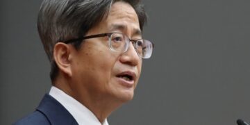 검찰, ‘거짓 해명 의혹’ 김명수 전 대법원장 소환 통보