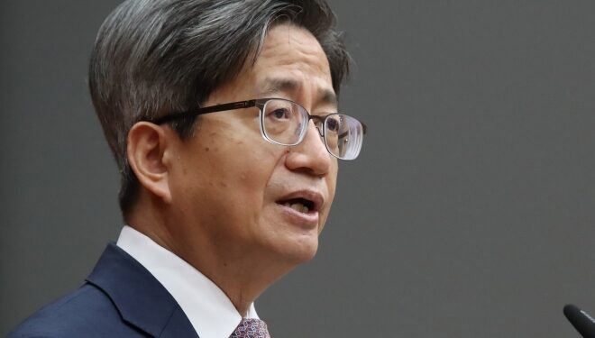 검찰, ‘거짓 해명 의혹’ 김명수 전 대법원장 소환 통보
