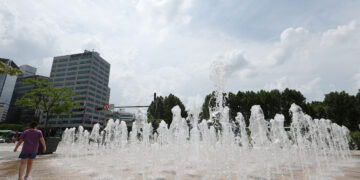 체감 35도 ‘찜통더위’…주말에도 강한 소나기