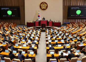 [속보] 필리버스터 종결…방문진법 본회의 통과·EBS법 상정