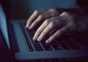 ‘블랙 요원’ 신상정보 등 軍 기밀 유출한 정보사 군무원 구속