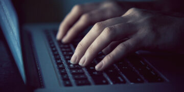 ‘블랙 요원’ 신상정보 등 軍 기밀 유출한 정보사 군무원 구속